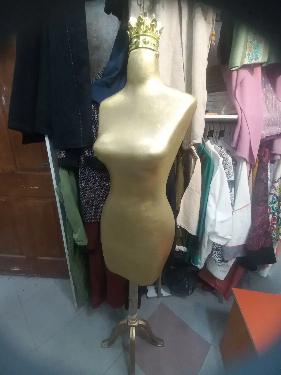 مانکن طلایی|فروشگاه و مغازه|کوهدشت, |دیوار