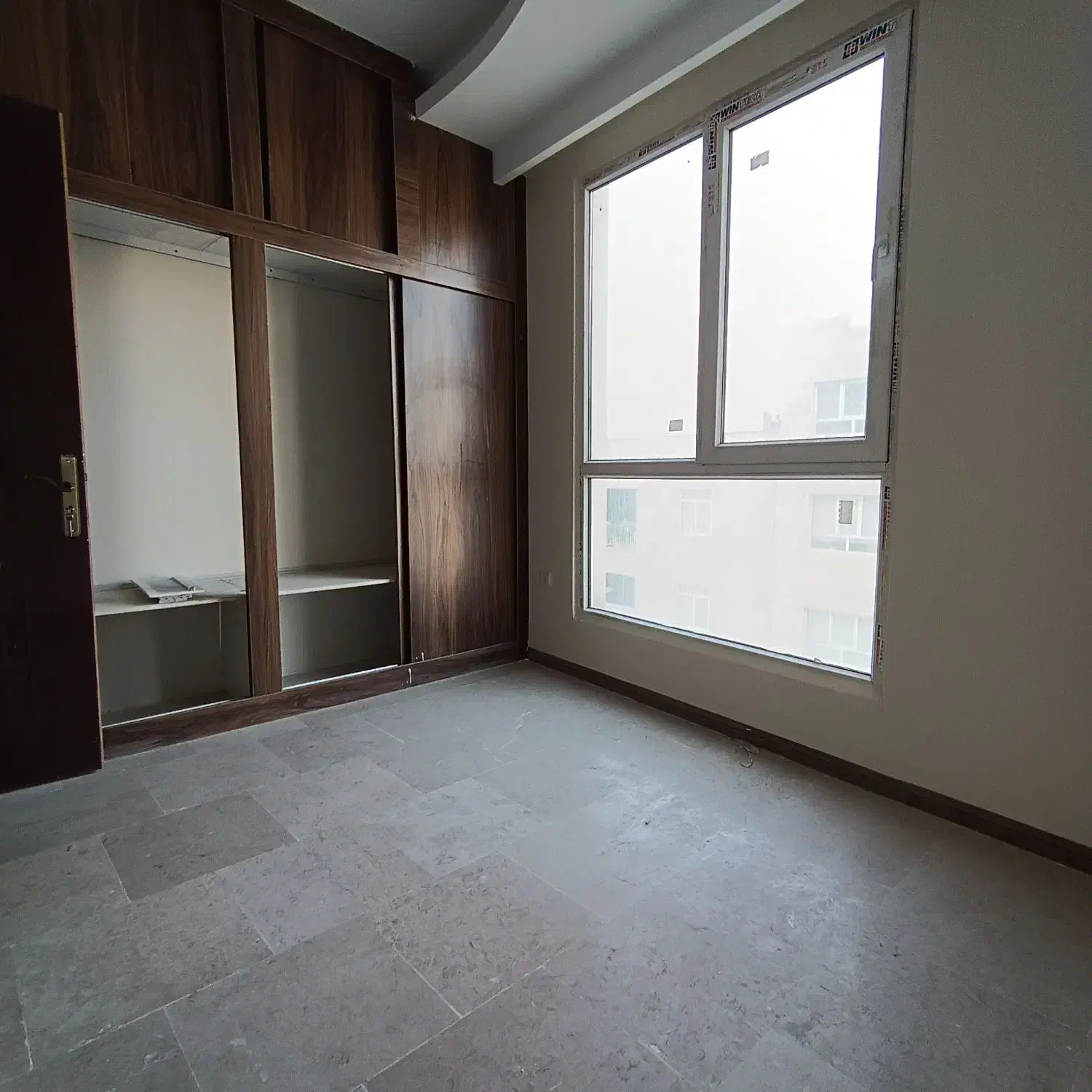 ۸۵ متر/دو خواب/فول امکانات/غرق نور/طرشت گلاب