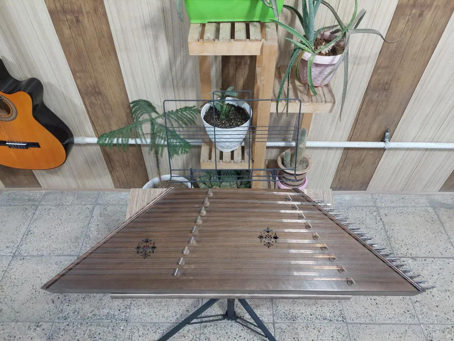 سنتور اقتصادی|سازهای سنتی|تاکستان, |دیوار