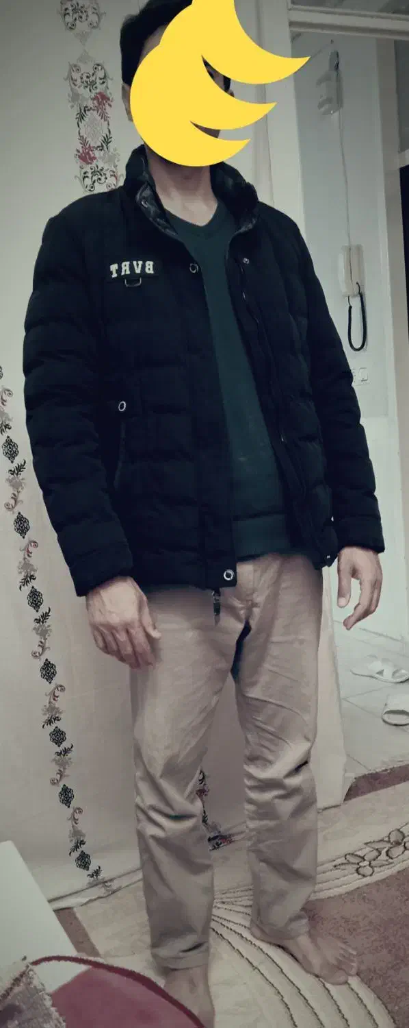 کاپشن|لباس|صحنه, |دیوار