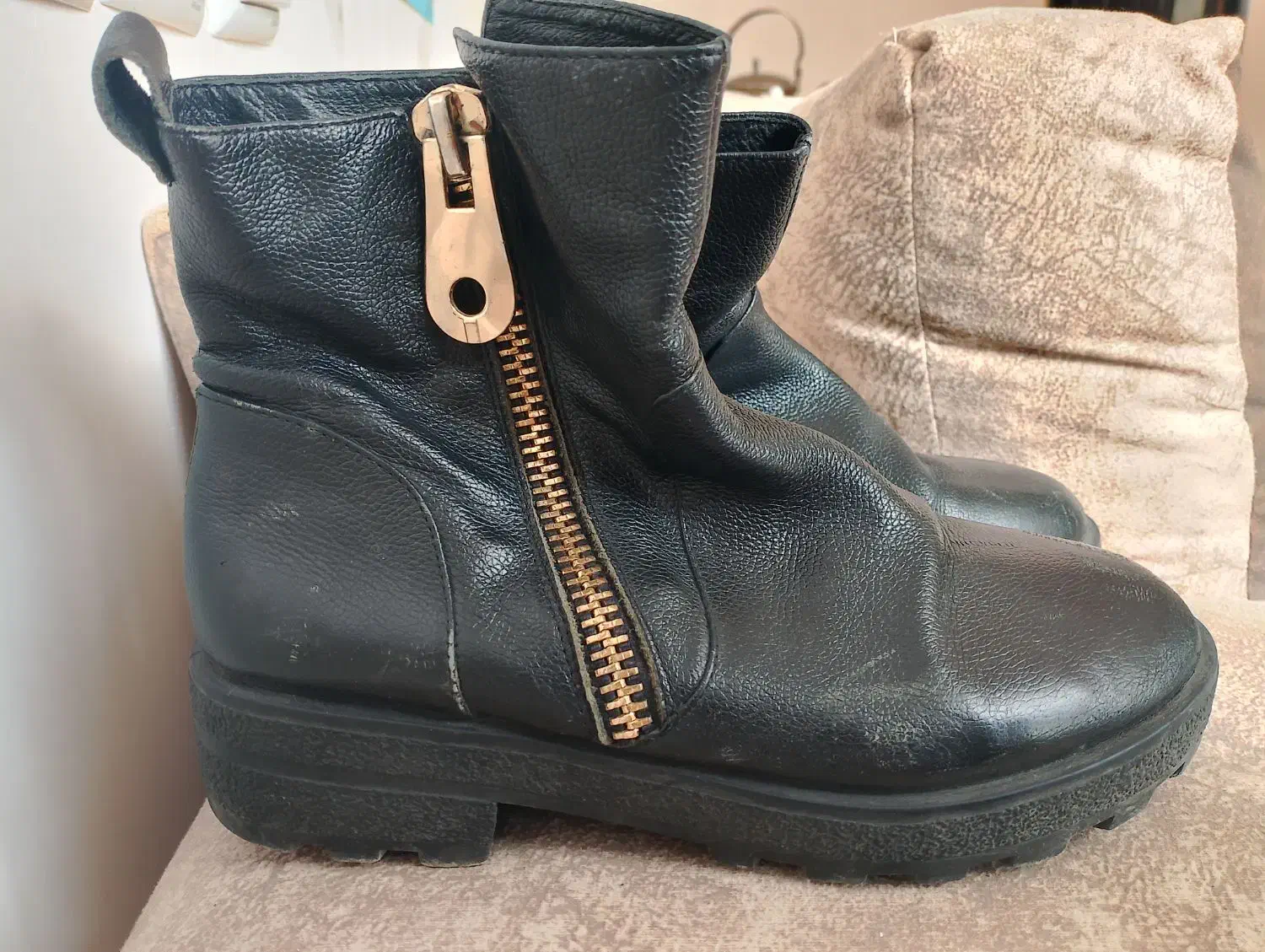 نیم بوت|کیف، کفش، کمربند|نیشابور, خط کاشمر|دیوار