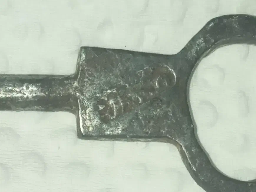 کلید صدساله|کلکسیون اشیاء عتیقه|ورامین, ورامین|دیوار