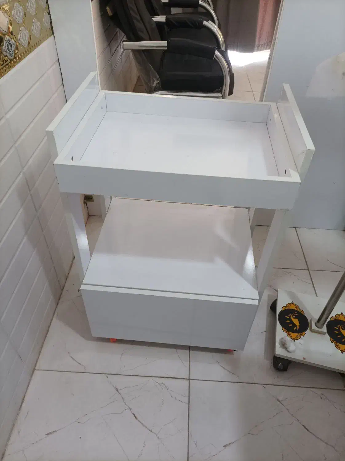 ترولی از چوب ای وی اف اصل|آرایشگاه و سالن‌های زیبایی|بوژگان, |دیوار