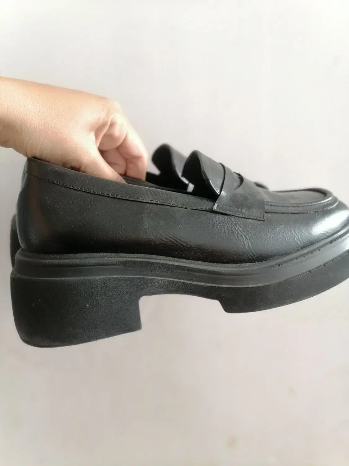 کفش|کیف، کفش، کمربند|آبپخش, |دیوار