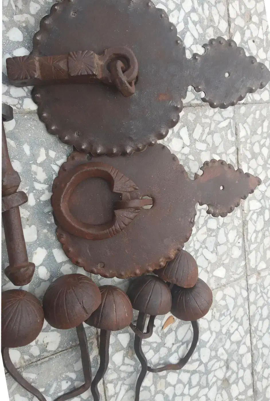 مجموعه کامل کوبه های درب همراه با چفتی و گل میخ|کلکسیون اشیاء عتیقه|بیرجند, |دیوار