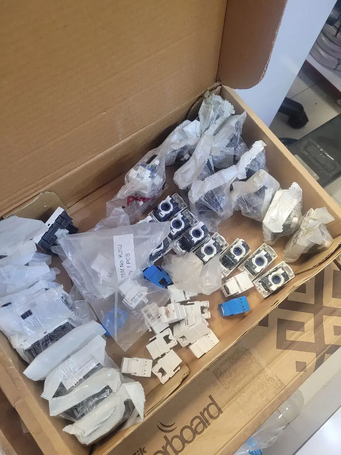 تعداد زیادی تجهیزات شبکه لگراند|مودم و تجهیزات شبکه|تهران, شیخ هادی|دیوار