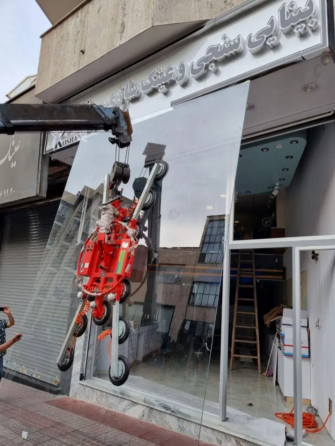 تمامی خدمات شیشه سکوریت وکرکره برقی وجک بازویی|خدمات پیشه و مهارت|تبریز, |دیوار