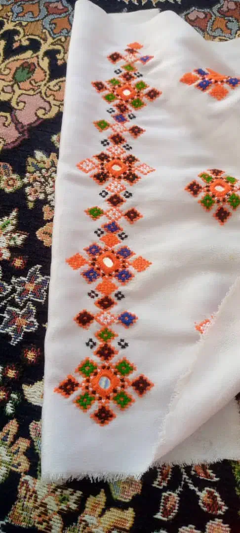 توروک وپلیوار نکلی|لباس|سراوان, |دیوار