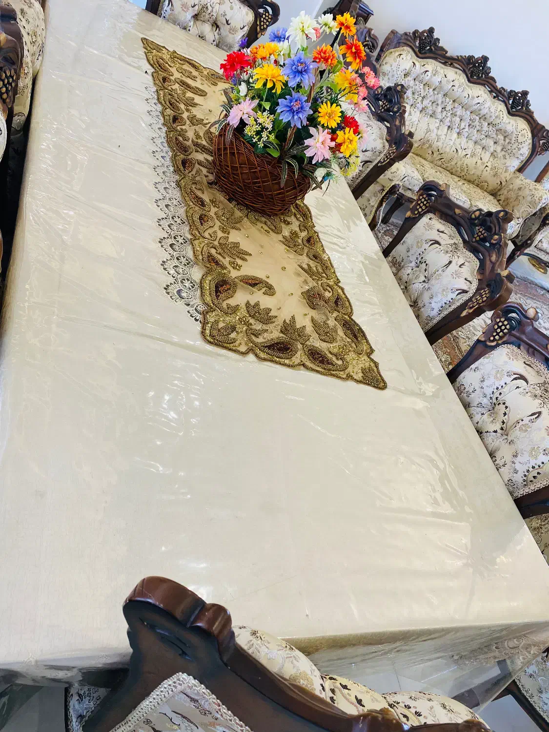 مبل سلطنتی همراه میز نهارخوری و جلو مبلی ومیز عسلی|مبلمان خانگی و میز عسلی|آستانه اشرفیه, |دیوار