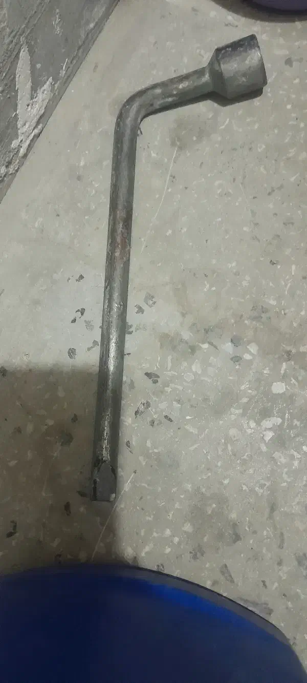 یک عدد آچار چرخ|ابزارآلات|بیرجند, |دیوار