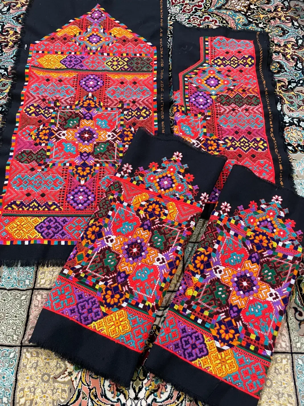 زیاستین نهال|لباس|خاش, |دیوار