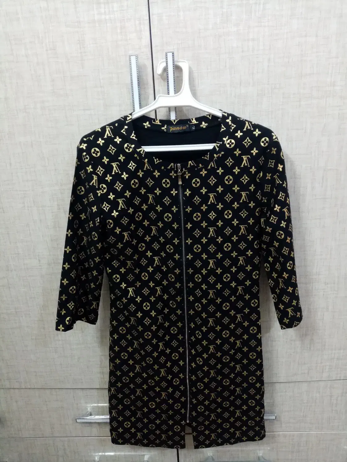 لباس مجلسی|لباس|تربت‌حیدریه, باغ سلطانی|دیوار