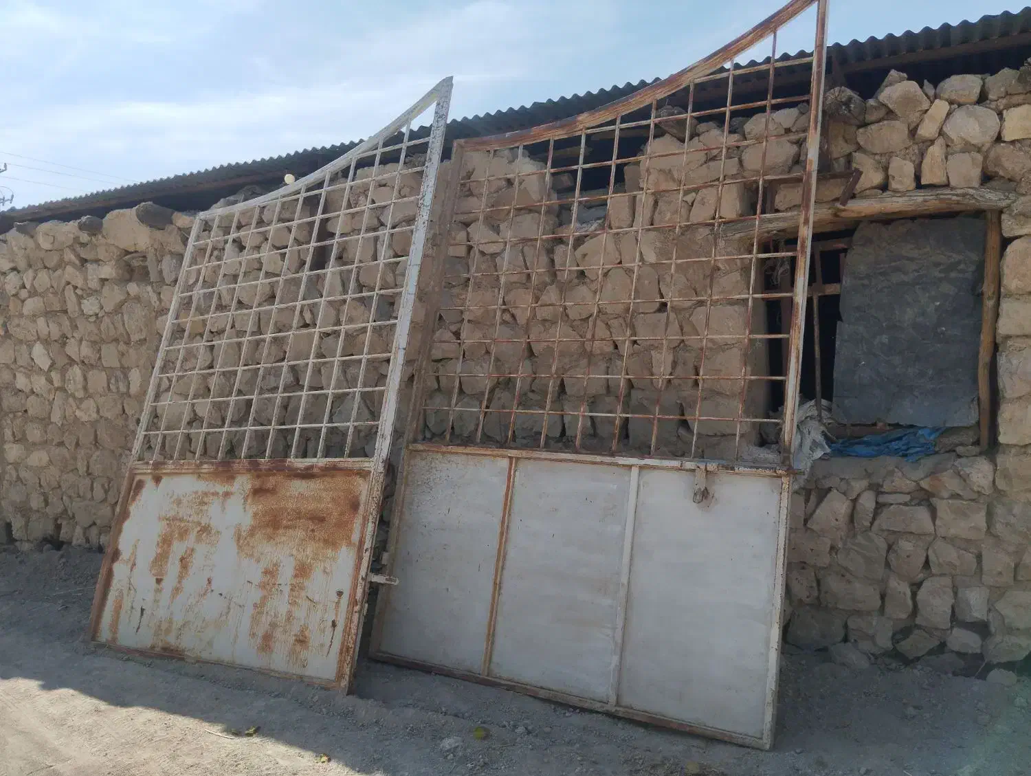 در باغ شهری یا گاراژ|مصالح و تجهیزات ساختمان|بانش, |دیوار