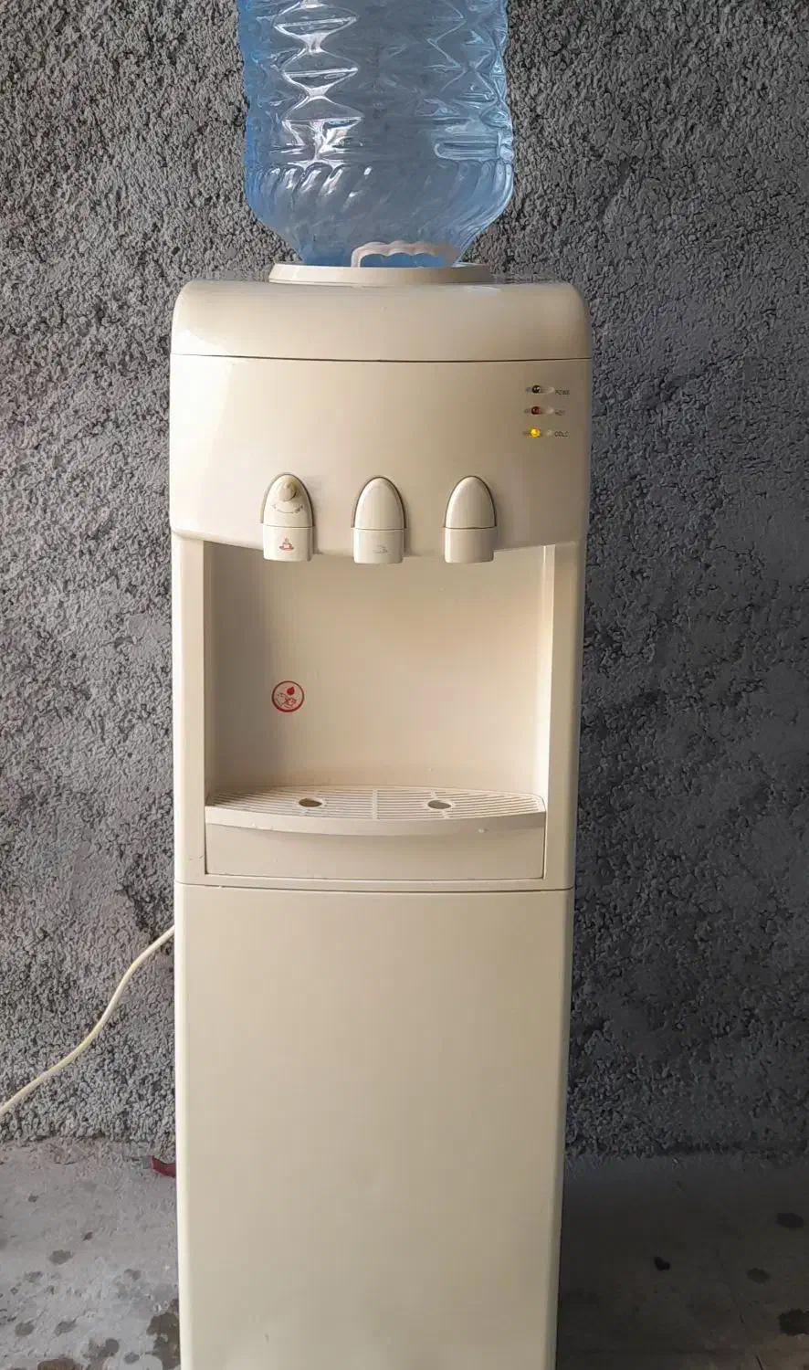 آبسردکن دارای شیر آب سرد و گرم و یخچال هم دارد|آبسردکن و تصفیه آب|مریوان, |دیوار