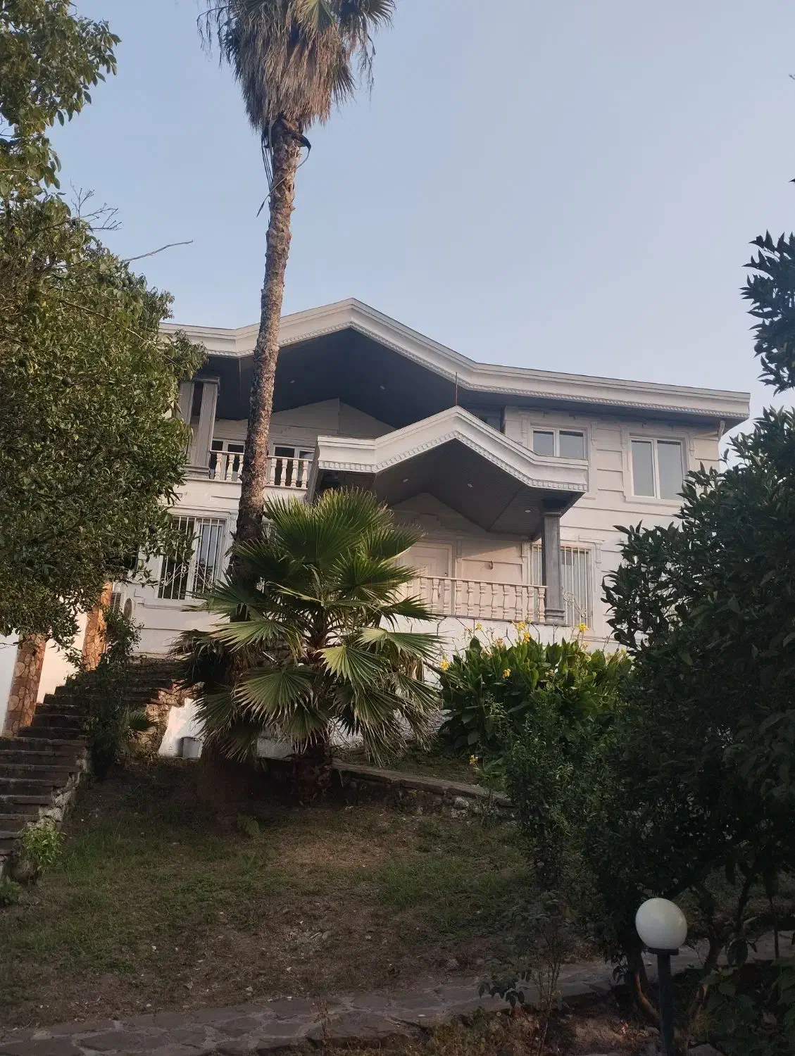 ویلای ۴ خوابه ساحلی استخردار|اجارهٔ کوتاه‌مدت ویلا و باغ|چالوس, |دیوار