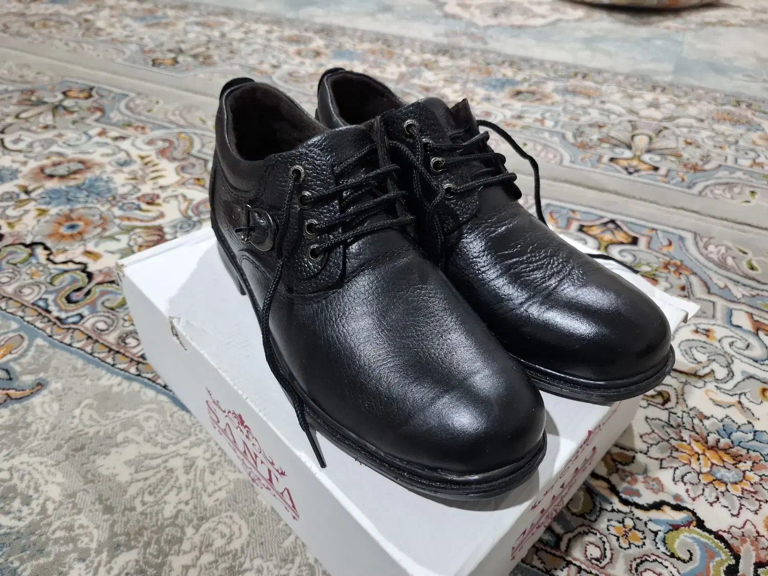 کفش|کیف، کفش، کمربند|قیدار, |دیوار