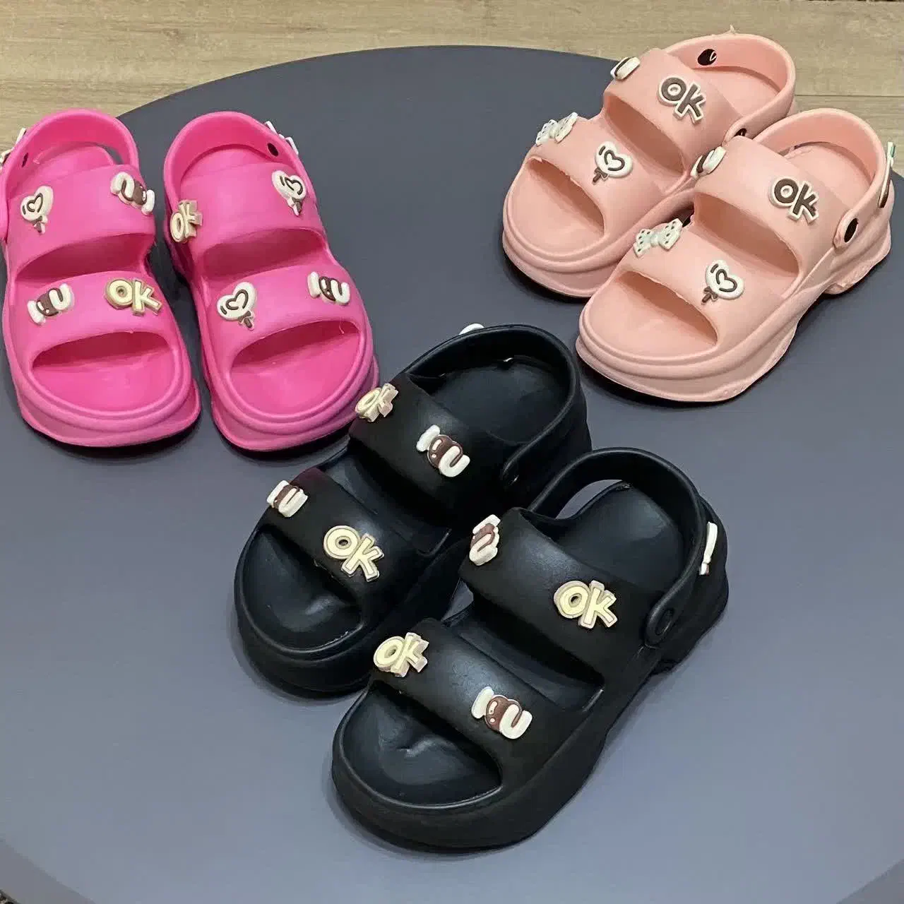 دمپایی|کیف، کفش، کمربند|بومهن, |دیوار