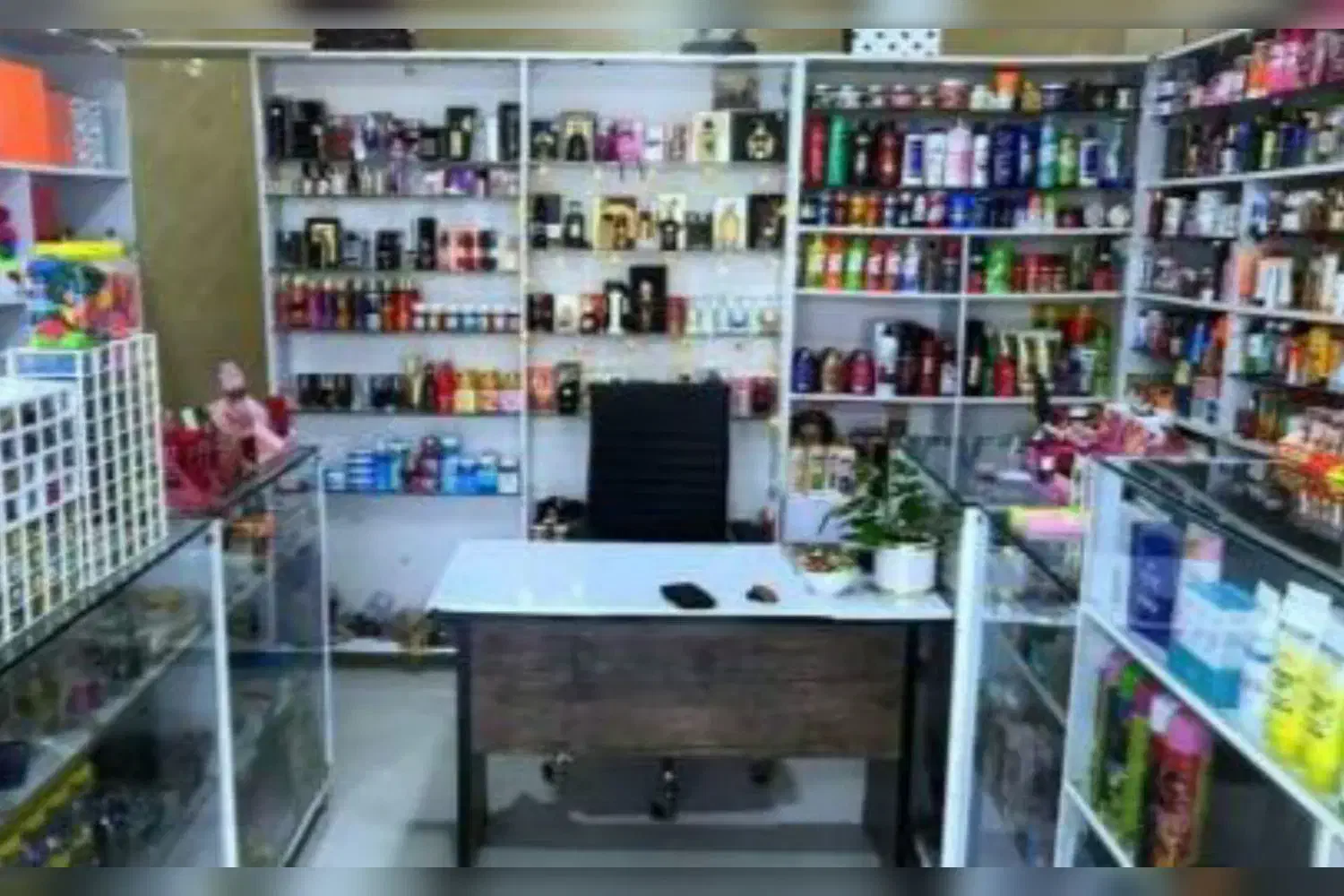 فروشندگی لوازم آرایشی برند|استخدام خدمات فروشگاه و رستوران|لردگان, |دیوار