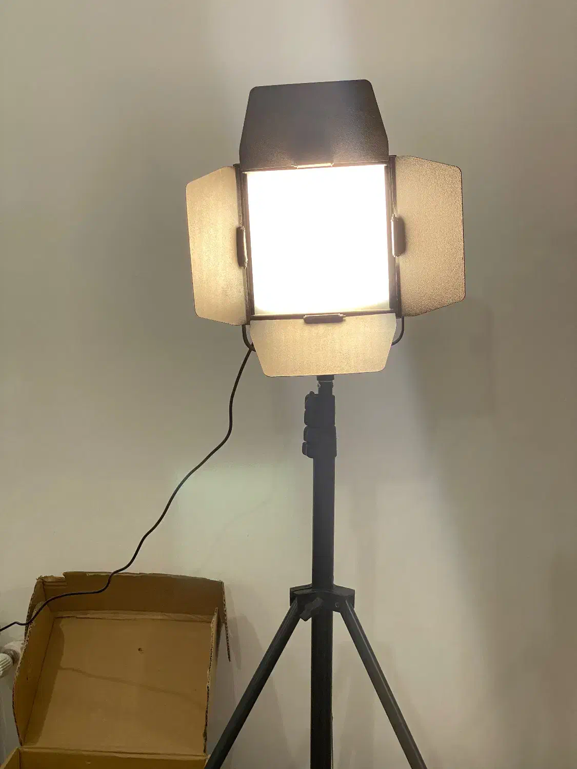 نور افکن یا نور استدیویی|لامپ و چراغ|سقز, |دیوار