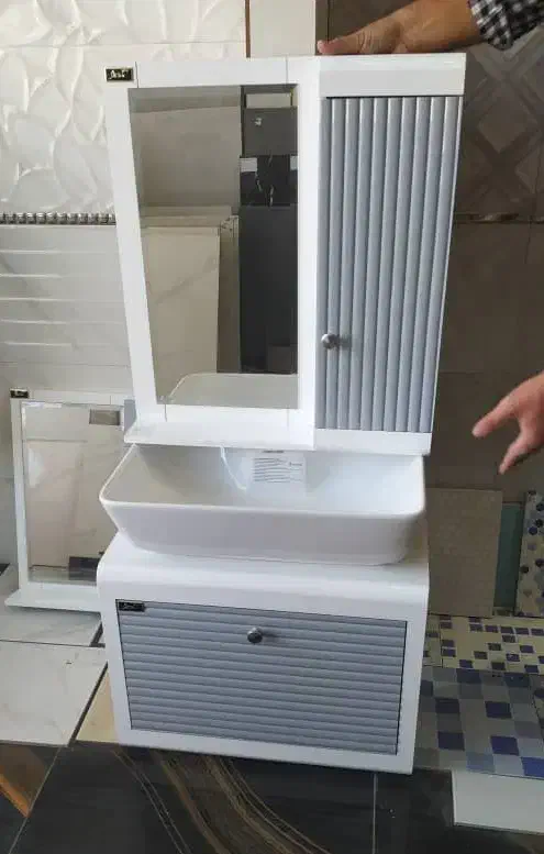 ست رو شویی به همراه آینه و باکس چینی کرد|لوازم سرویس بهداشتی|شهرکرد, |دیوار