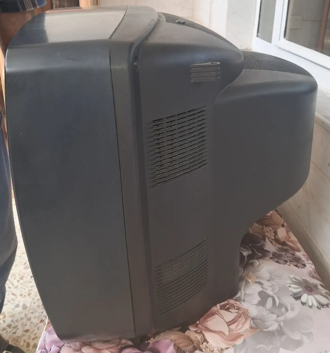 تلویزیون سالم و لامپ مهتابی و تشک تخت|لامپ و چراغ|ابهر, |دیوار