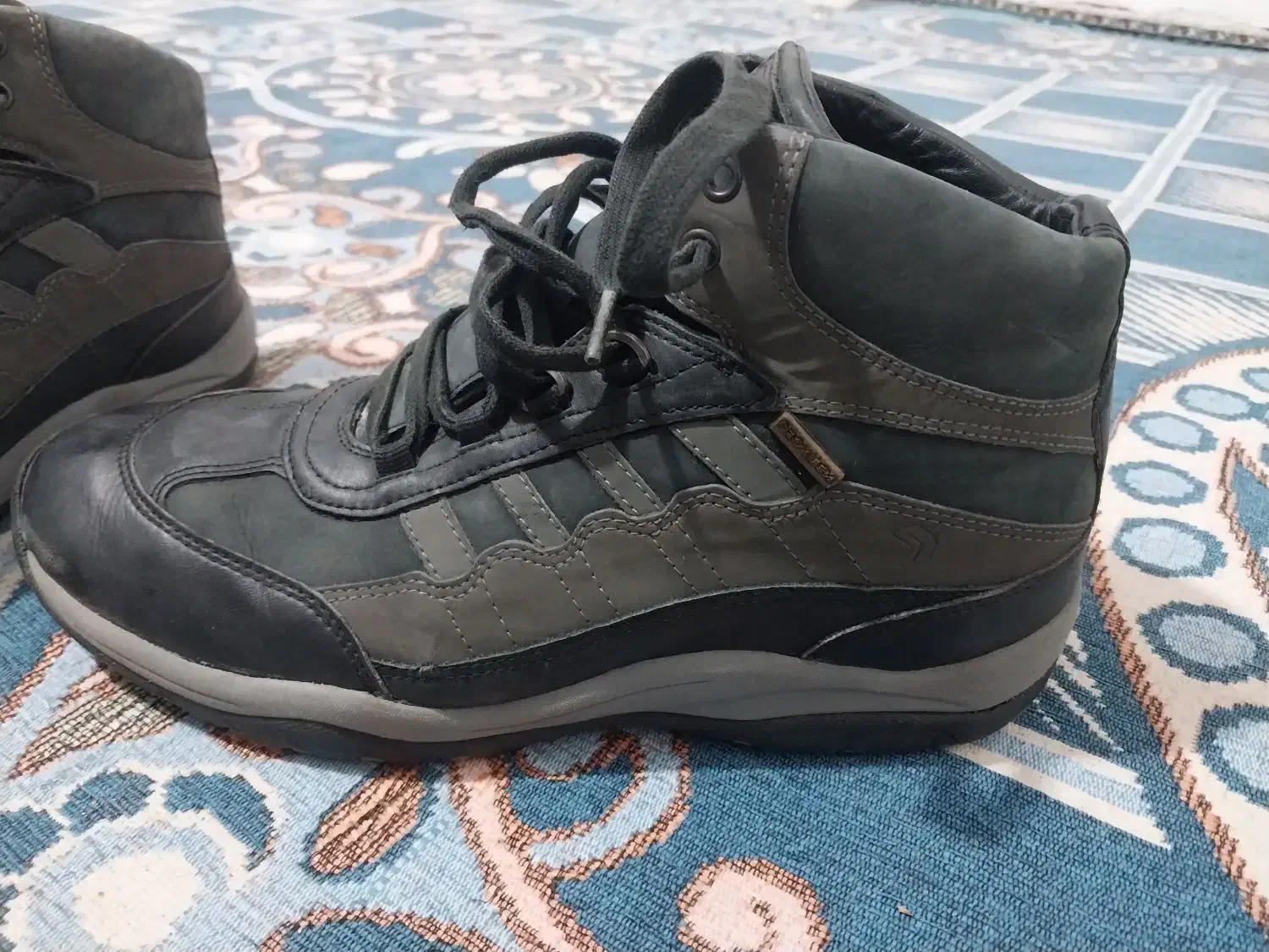 پوتین خارجی|کیف، کفش، کمربند|آشخانه, |دیوار