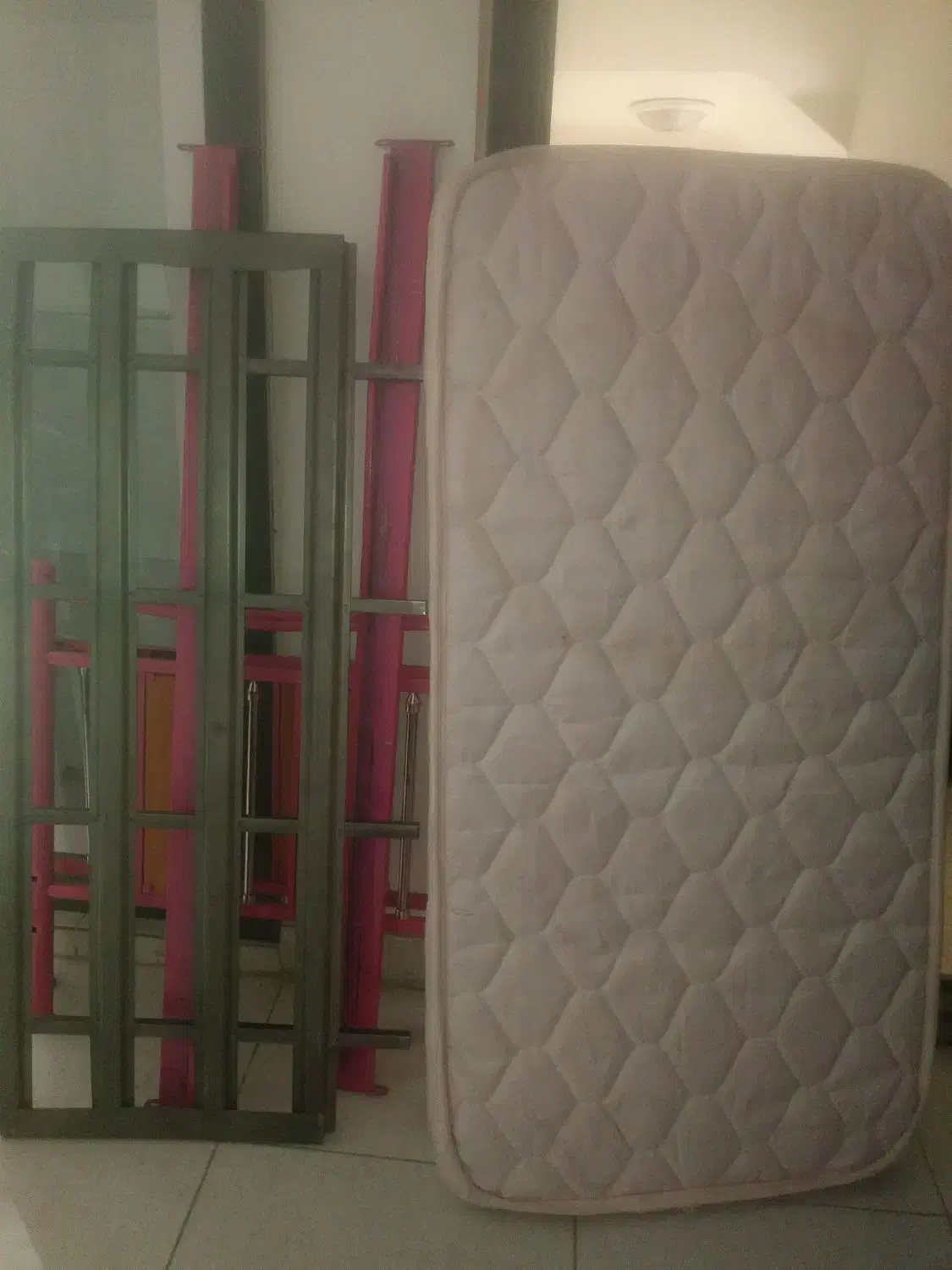 تخت و تشک کودک 7ساله|تخت و صندلی بچه|بروجرد, |دیوار