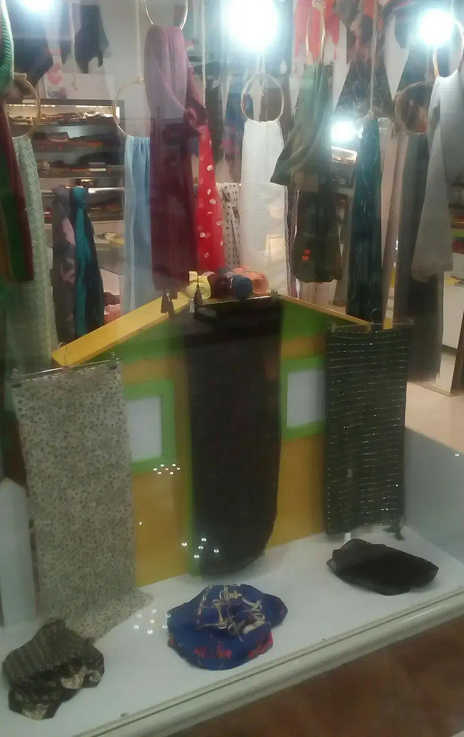 واگذاری کلیه اجناس و دکوراسیون گالری شال و روسری|فروشگاه و مغازه|شیروان (خراسان), |دیوار