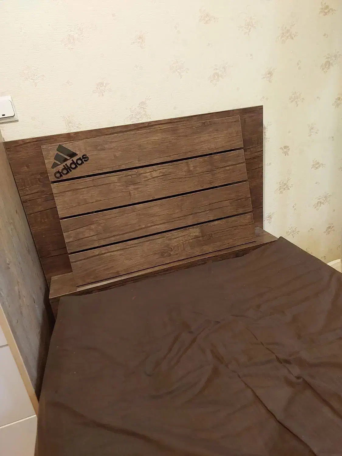 تخت جوان یا بزرگسال طرح آدیداس|تخت و سرویس خواب|تهران, سردارجنگل|دیوار
