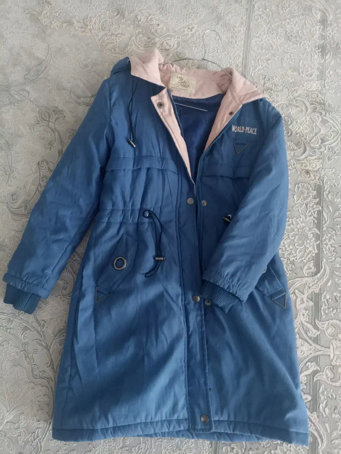 تعدادی کاپشن و.مانتو|لباس|نی‌ریز, |دیوار