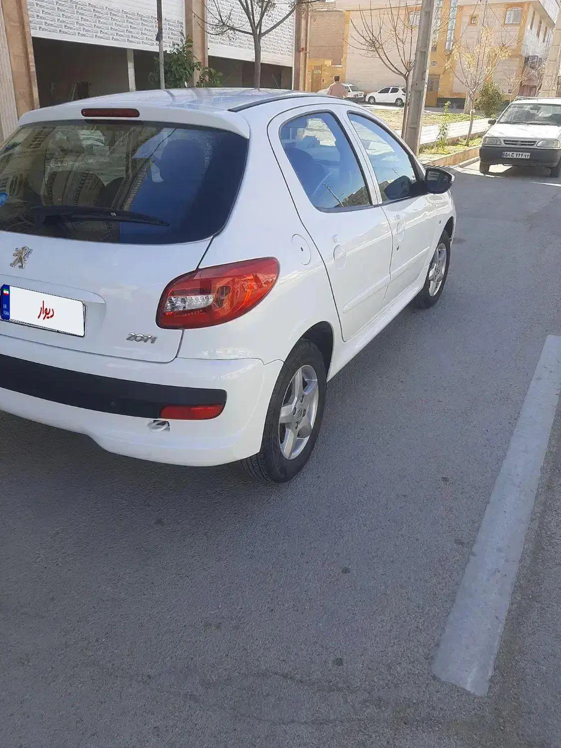 207دنده مدل 1402 سقف فلز تمام فابریک کم کار|خودرو سواری و وانت|شیراز, کوشک میدان|دیوار