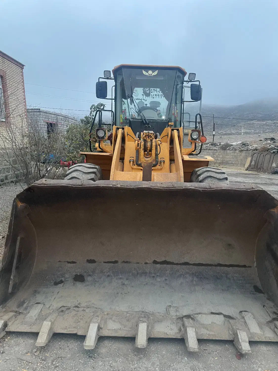 لودر هیوندا در حد خشک|خودرو سنگین|انگوت, |دیوار