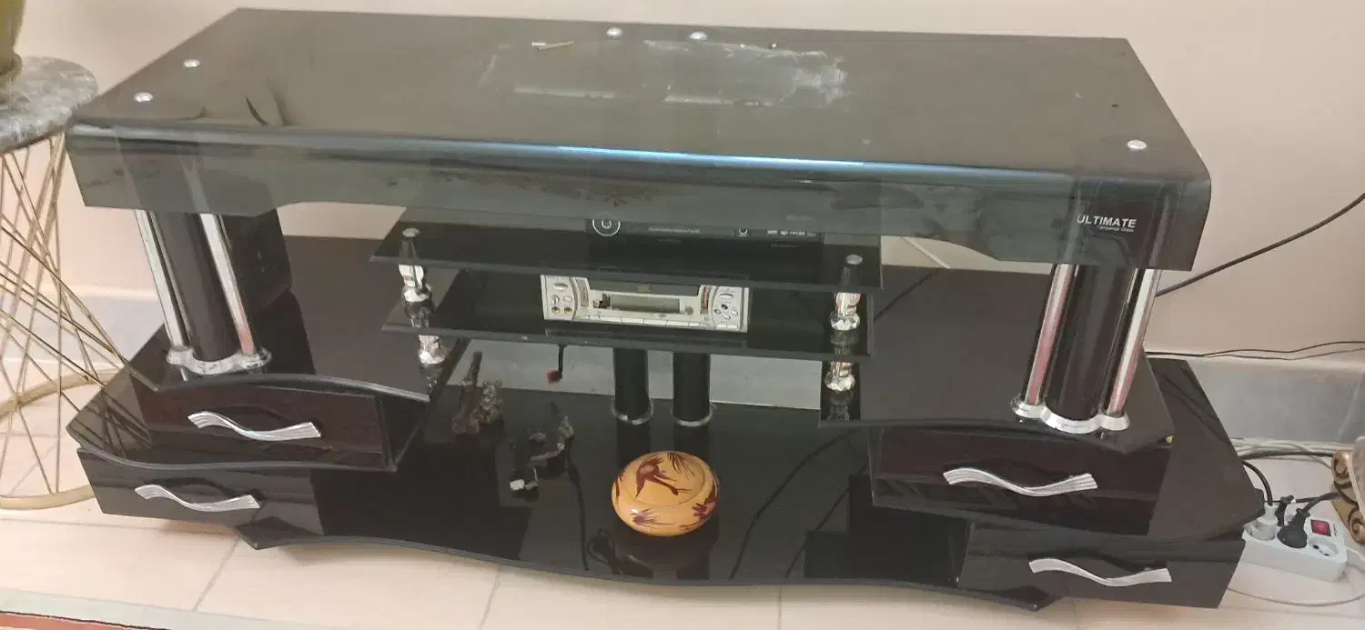 میز شیشه ای تلویزیون سالم قیمت یک تومن|میز تلویزیون|سبزوار, توحیدشهر|دیوار