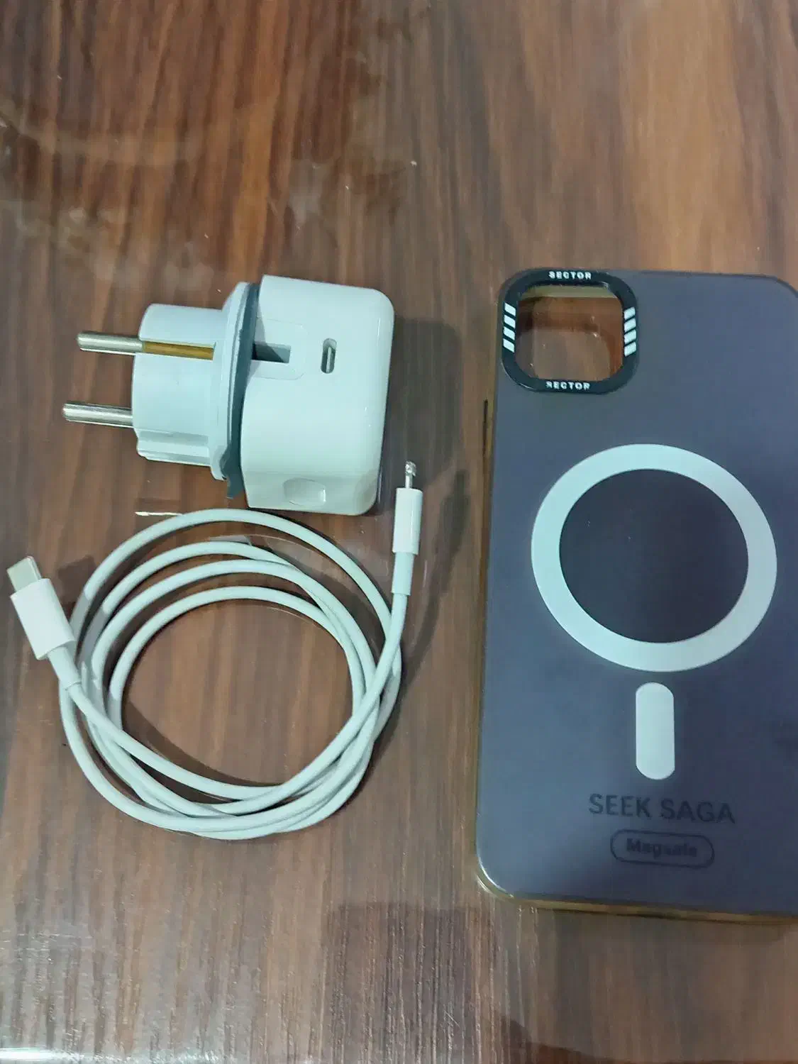 یک عدد شارژر گوشی آیفون 11 پرو اصلی با یک عدد قاب|لوازم جانبی موبایل و تبلت|دورود, |دیوار