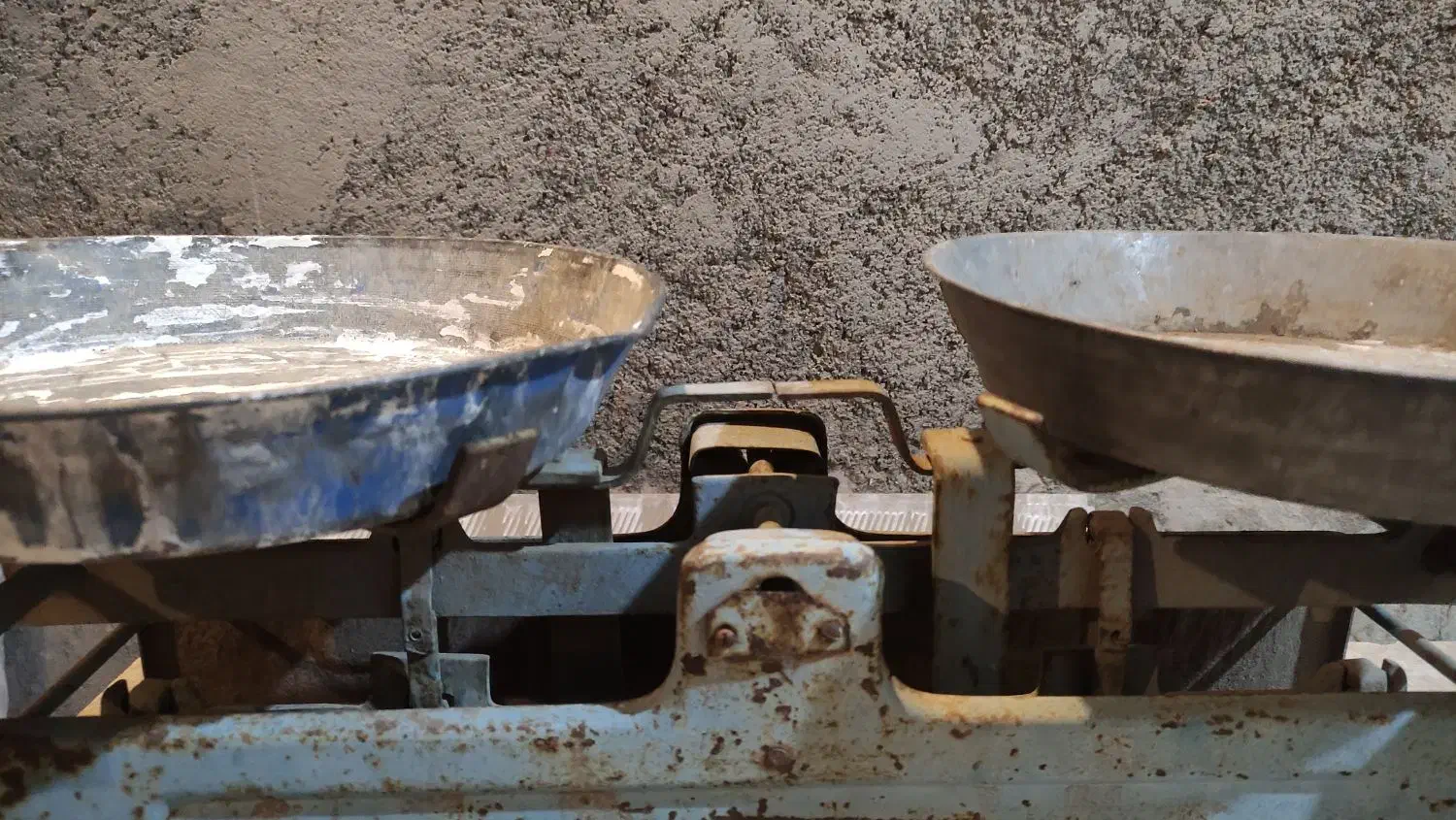 ترازوی سنگی قدیمی|ابزارآلات|سبزوار, زینبیه|دیوار