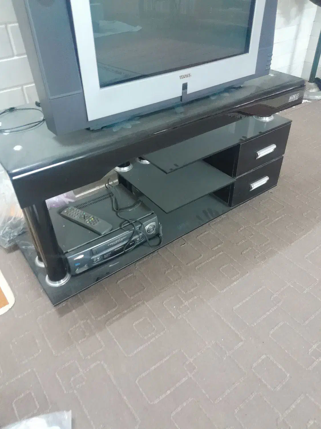 تلویزیون وستل و میز تلویزیون|تلویزیون و پروژکتور|قم, مسجد امام حسن|دیوار