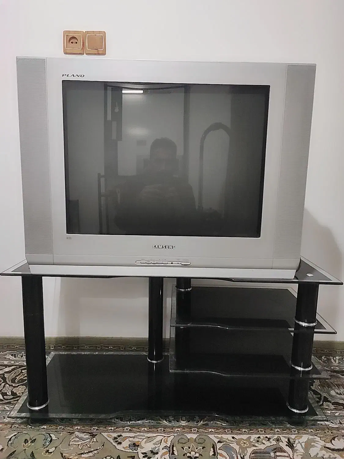 تلویزیون ۲۹ اینج کره ای صفحه تخت به همراه میز|تلویزیون و پروژکتور|فولادشهر, C4|دیوار