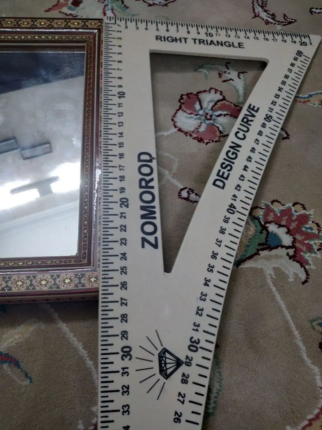 آینه منبت|آینه|مشهد, هفت تیر (نه دره)|دیوار