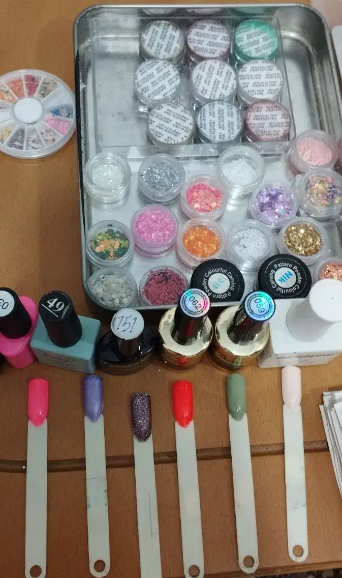 تعدادی لاکژل وکروم و تزیینات ناخن|آرایشی، بهداشتی، درمانی|کرج, آق تپه|دیوار