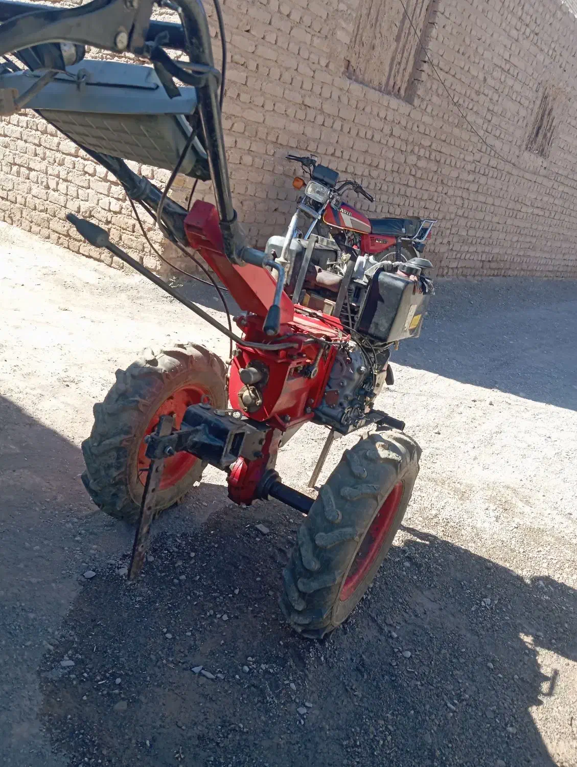 تیلر ده اسب سالم وتندرست و تازه تعمیر|ماشینآلات صنعتی|تربت جام, کاریز نو سفلی|دیوار