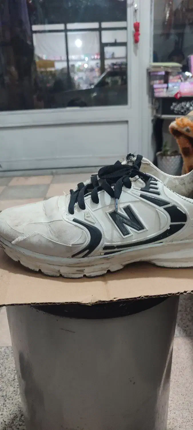 کفش اسپرت|کیف، کفش، کمربند|خوی, |دیوار