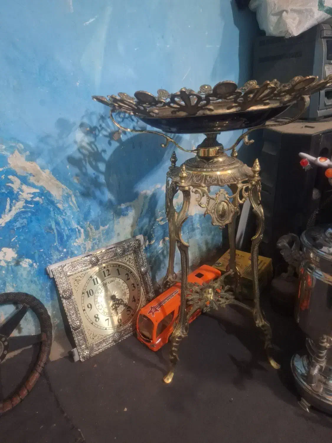 فروش میز برنجی عتیقه باظرف لیلی مجنون|کلکسیون اشیاء عتیقه|مشهد, نیزه|دیوار