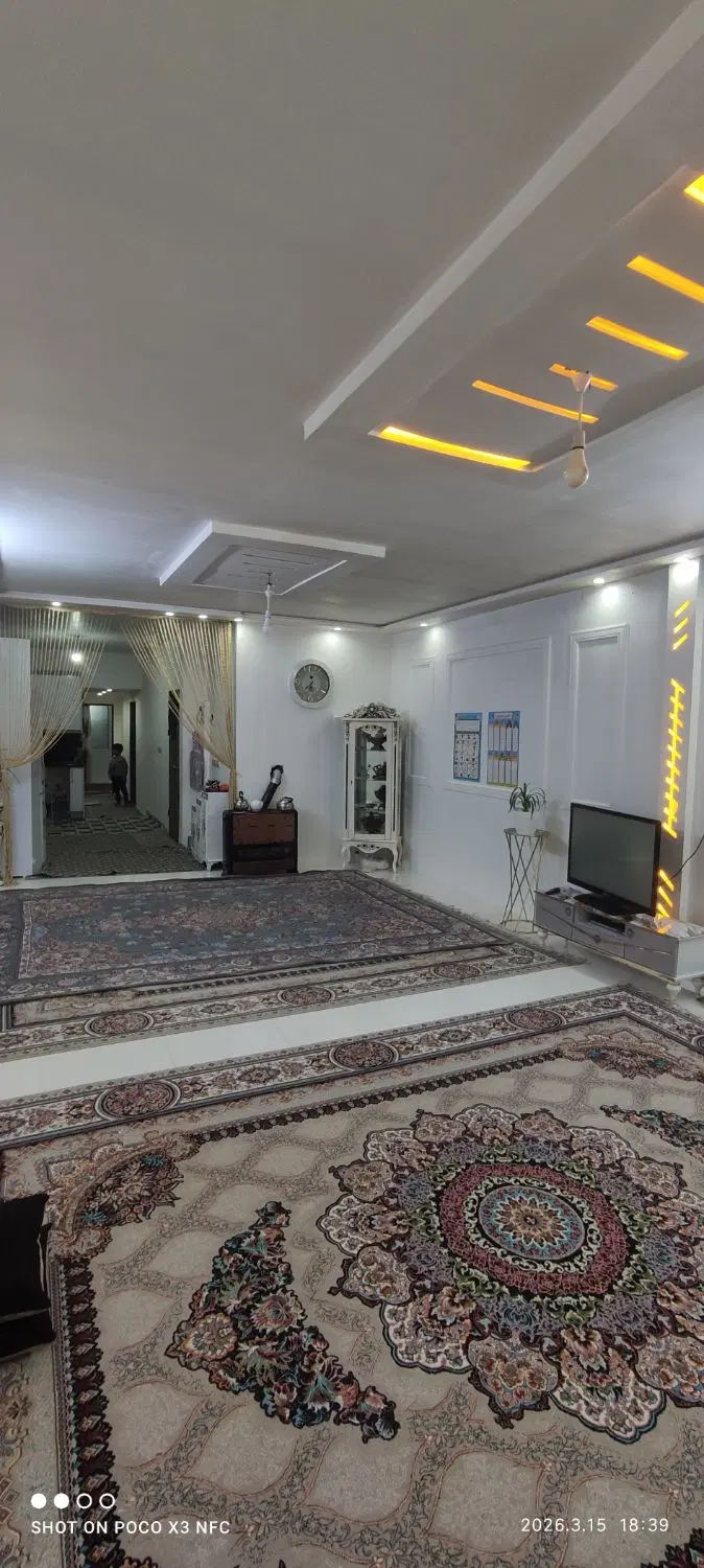 فروش آپارتمان ۱۱۰ متری حاشیه خیابان 20متری
