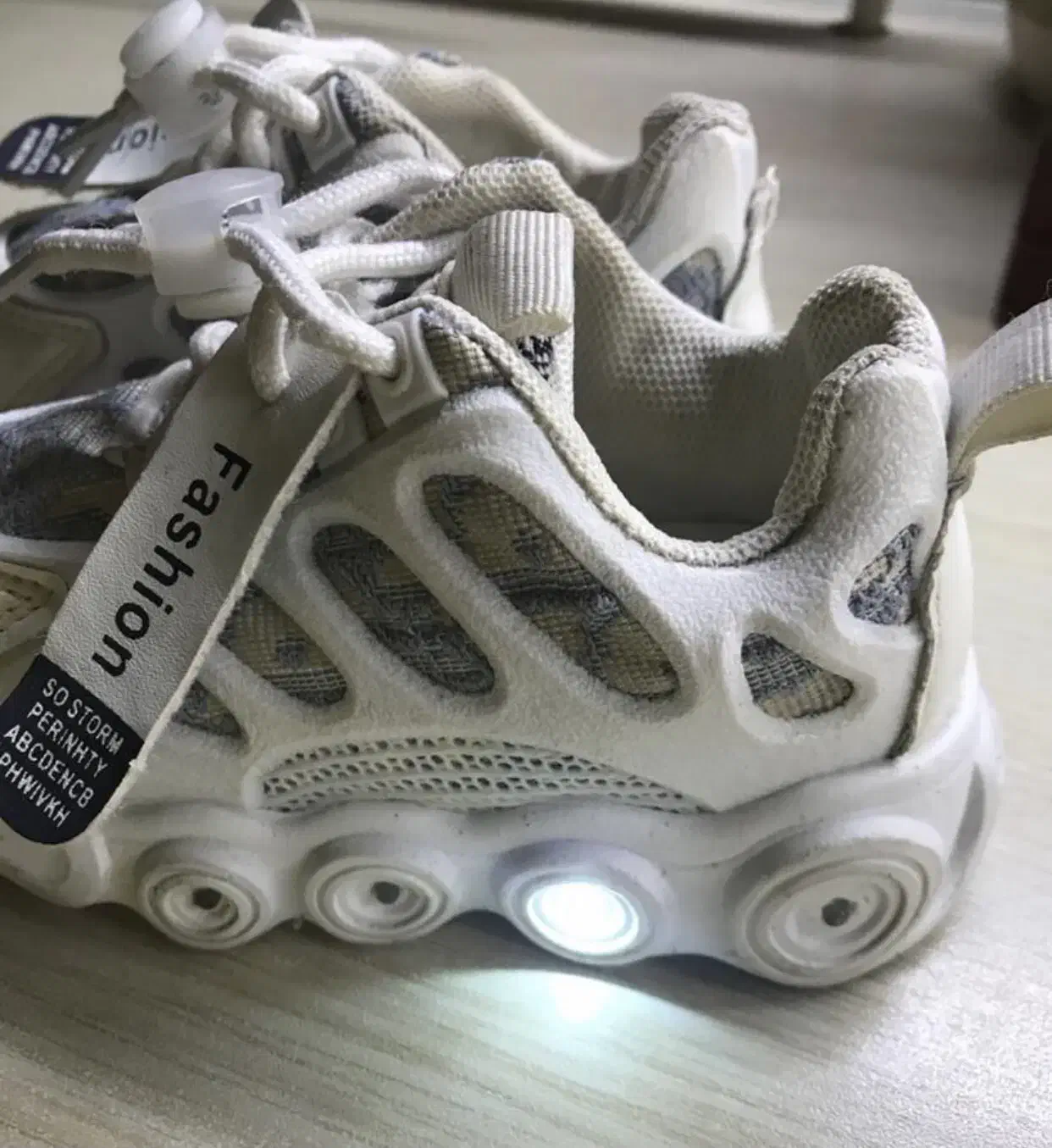 کتونی چراغ دار کودک|کفش و لباس بچه|رشت, جهاد|دیوار