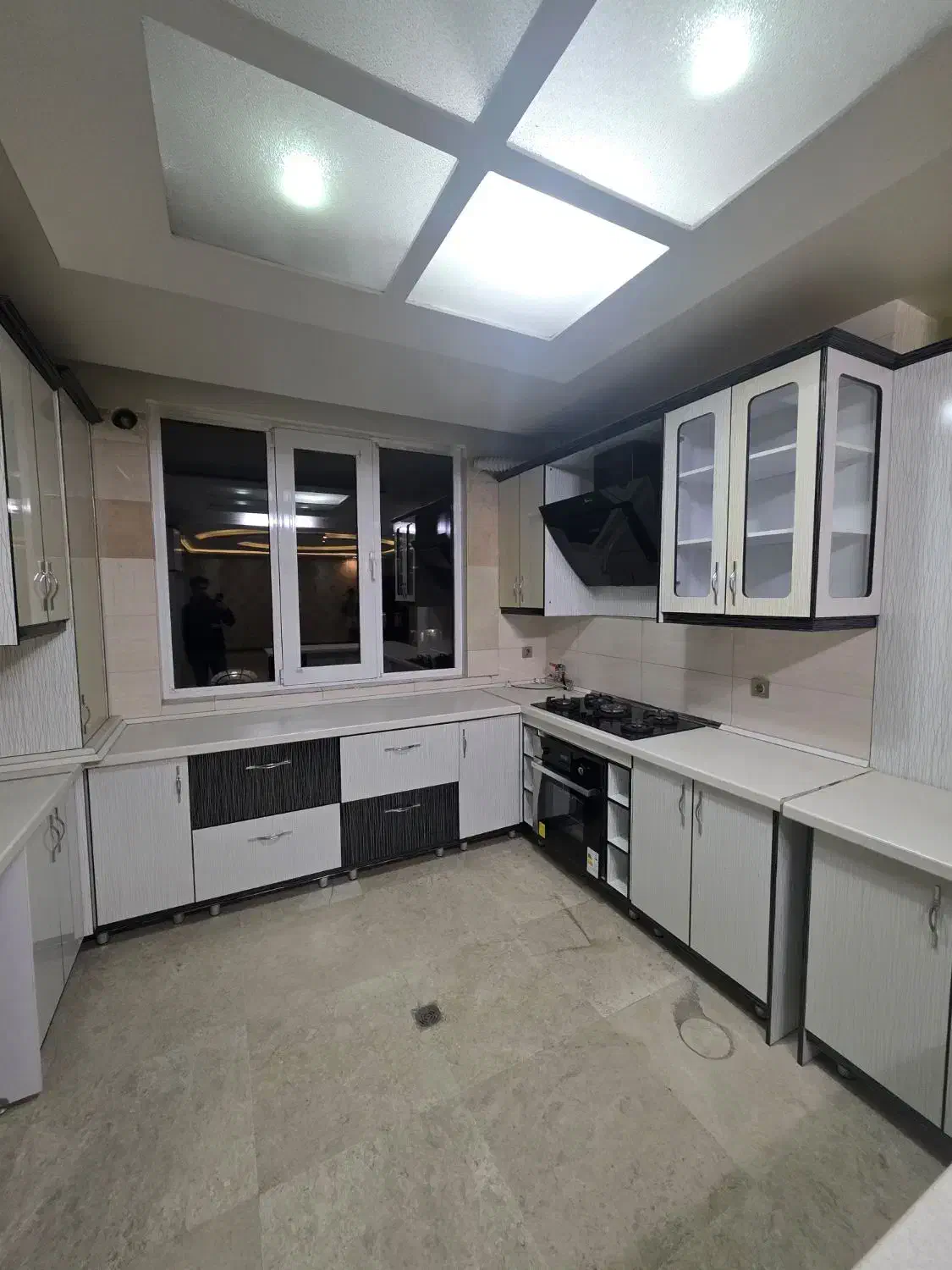 ۱۳۰متر ۲خواب ۵ساله سالن پرده خور خطی رو به آفتاب