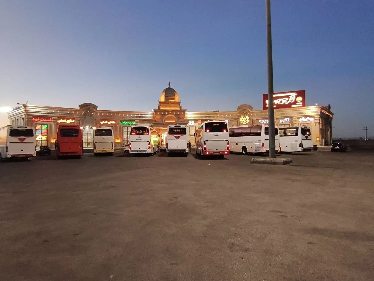 نظافتچی سرویس،کارگر ساده با بیمه|استخدام خدمات فروشگاه و رستوران|فامنین, |دیوار