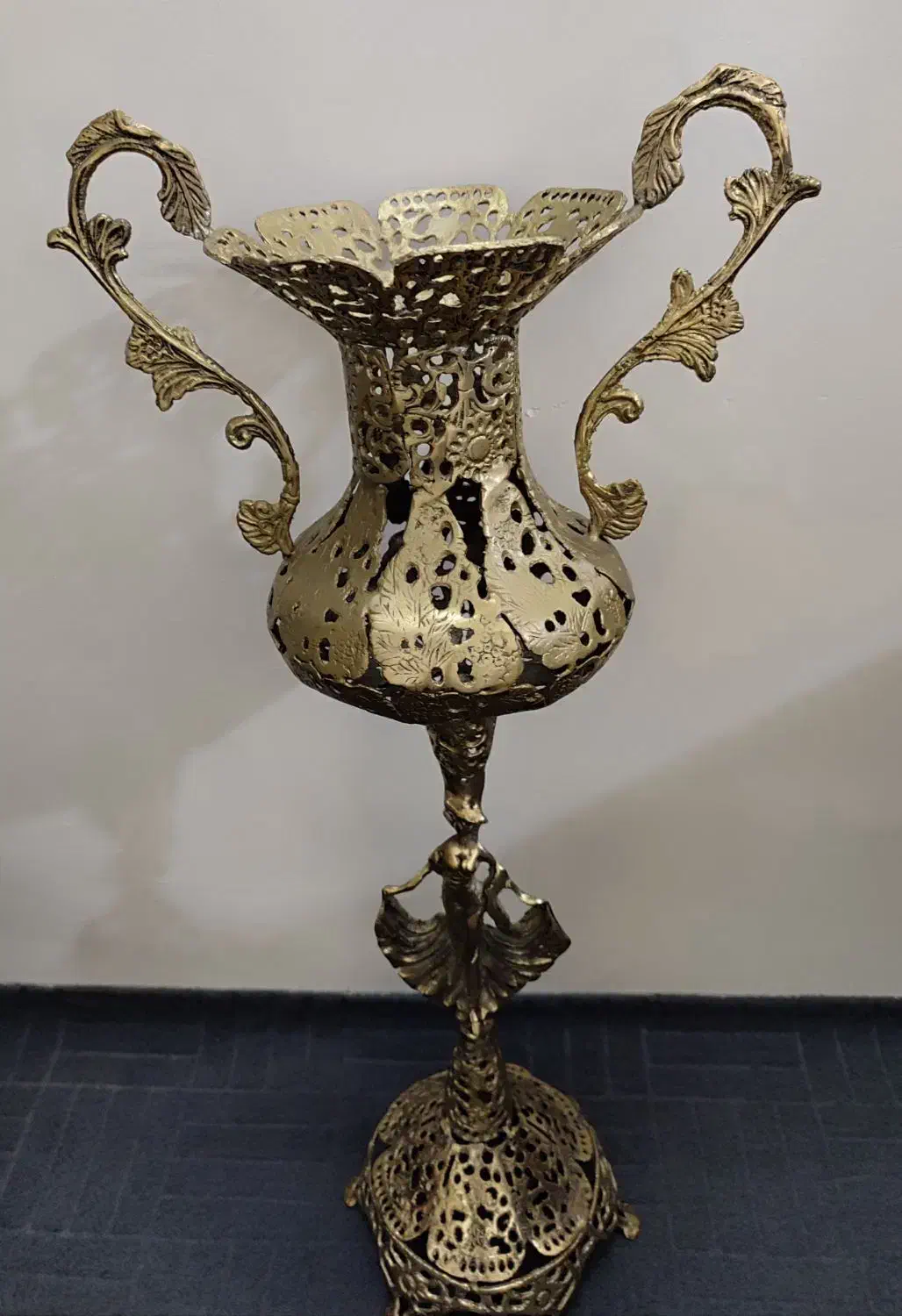 گلدان برنز|صنایع دستی و سایر لوازم تزئینی|قم, قلعه کامکار|دیوار