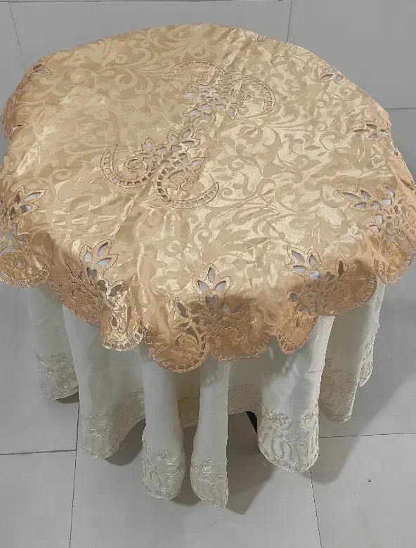 میز خاطره پایه فلزی  با رومیزی ساتن|مبلمان خانگی و میز عسلی|پرند, فاز ۴|دیوار