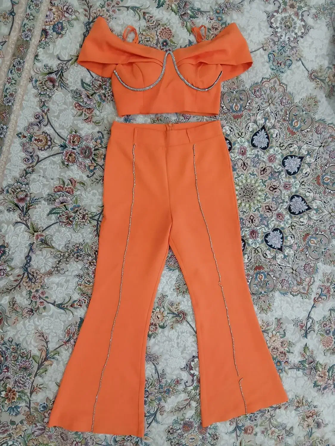 لباس نارنجی|لباس|نسیم‌شهر, |دیوار