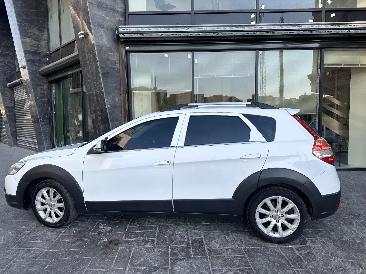 اچ سی کراس|خودرو سواری و وانت|اندیشه, اندیشه فاز ۴|دیوار